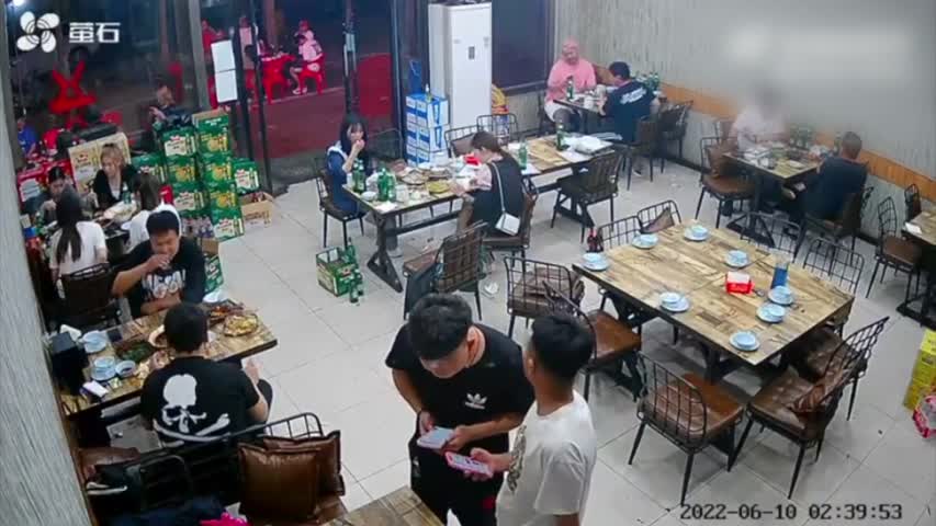6月10日，唐山幾名男子在燒烤店調戲一女子，被拒絕後，暴打該女子。