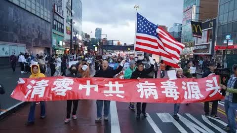 风雨交加，纽约华人集会游行！陳破空发表演讲：白纸革命挽回了民族尊严！沿街民众瞩目。口号声响彻华人社区。多位民运人士和留学生演讲