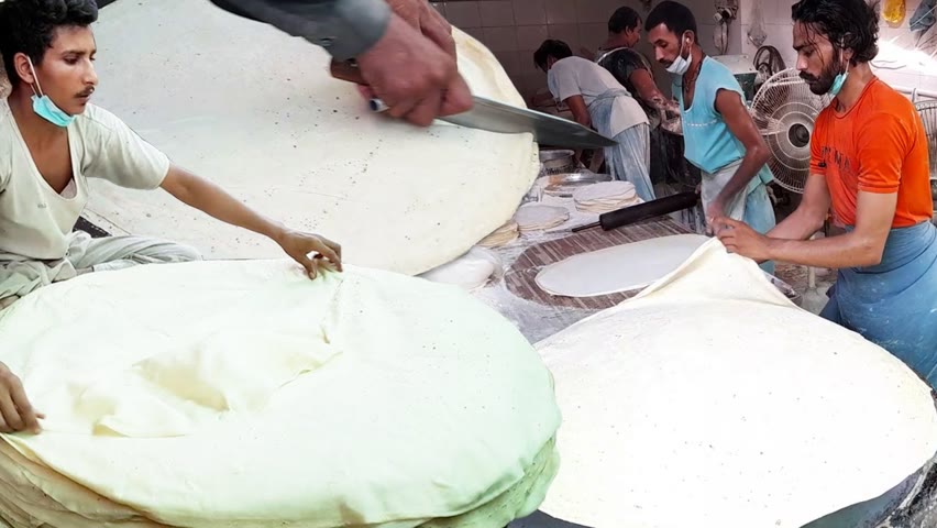Biggest Rumali Roti in Pakistan | Manda Roti Making | Roll and Samosa Patti