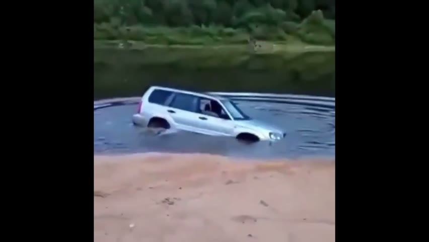 绝处逢生，永不放弃！！SUV陷到泥沙河沟里怎么跑出来的？
