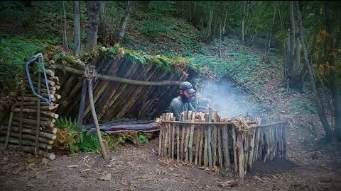 Building Natural Bushcraft Shelter Deep in the Forest, Wild camping, Fire pit, Primitive technology