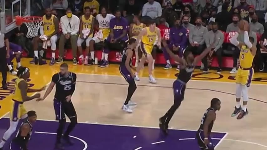 Westbrook with the perfect airball into Dwight's hands for the dunk 👌