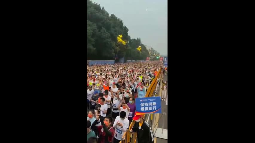 四川成都在疫情封控之下舉行大型馬拉松比賽，上萬名參賽者不戴口罩比賽。