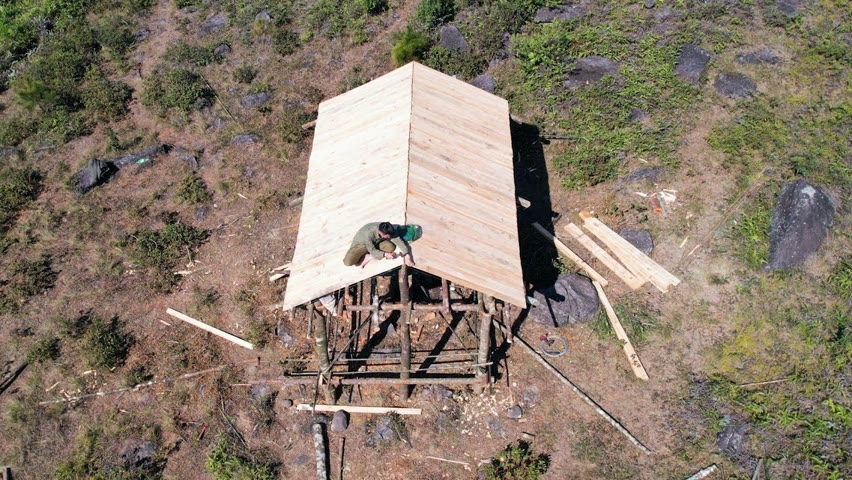 Episode 52 - Complete the roof to shelter from the rain, Pull water to the shack