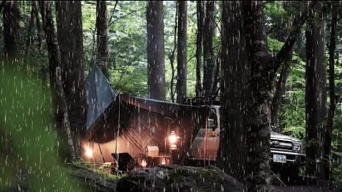 【雨キャンプ】雨の中孤独のソロキャンプ、雨音と焚火料理に癒される/台湾まぜそば/鮪のフィッシュバーガー