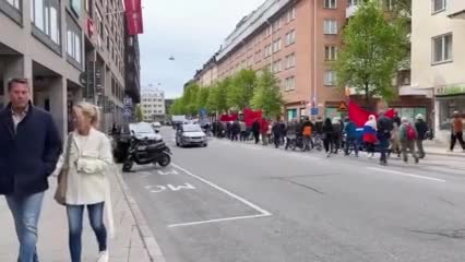 斯德哥尔摩主干道Sveavägen ，民众在游行抗议瑞典政府申请加入北约，“我们不要北约，我们要自由”。很多瑞典人在社交媒体上表示，如果瑞典举行全民公投，瑞典一定不会加入北约。