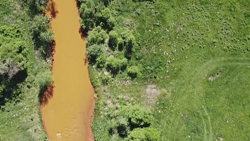 Грязная вода из старой шахты загрязнила реку Словакии и уже достигла Венгрии