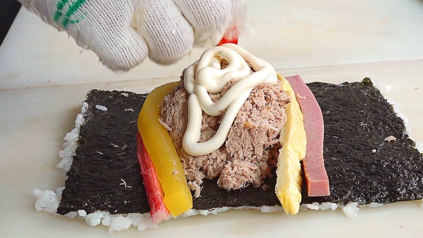 참치폭탄김밥 Tuna Bomb! King Tuna Rice Roll (Gimbap) - Korean Street Food