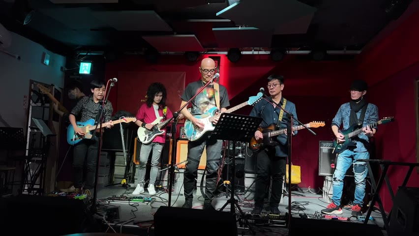 Jamming with famous Taiwanese musicians on stage, only u r a kid? how ur guitar gently weeps:(