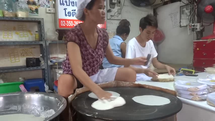 Bangkok Street Vendor Shows Incredible Skill In Making Rice Sheets
