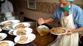 Chikar Murgh Chole | Lahori Nashta Murgh Chana | Naan Chanay at Pakistani Food Street