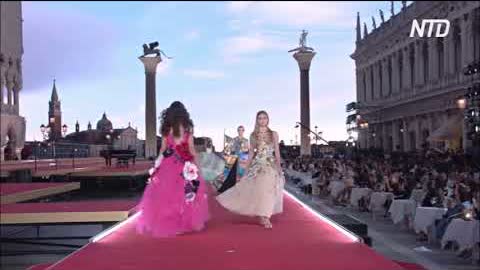 Показ Dolce & Gabbana в Венеции: блеск, насыщенные цвета и символы города
