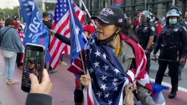 10月21日紐約挺川遊行遭遇Antifa阻擋發生暴力衝突，警察逮捕搗亂分子。