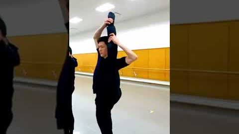 An indispensable part of classical Chinese dance training class: leg holds! #ShenYun #Shorts