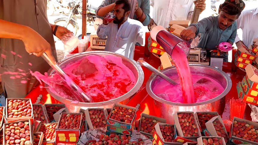 Refreshing Strawberry Drink | Roadside Strawberry Juice Cart | Cheapest Street Drink In Karachi