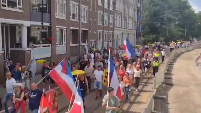 Time lapse shows the people of Amsterdam out in support of the Dutch farmers - by Tommy Robinson - Protesto do povo de Amsterdan em apopio aos fazendeiros holandeses