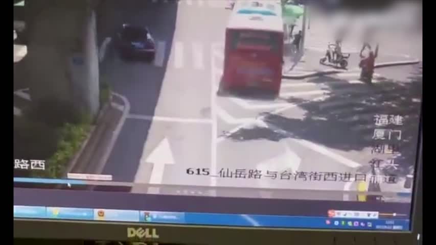 2022年8月12日，廈門一輛公交車撞上路邊交通信號燈杆，導致6人受傷。