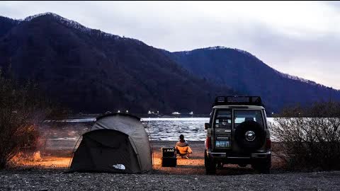 【ソロキャンプ】湖畔で冬の空と焚火料理を堪能/ちくわパン/おでん