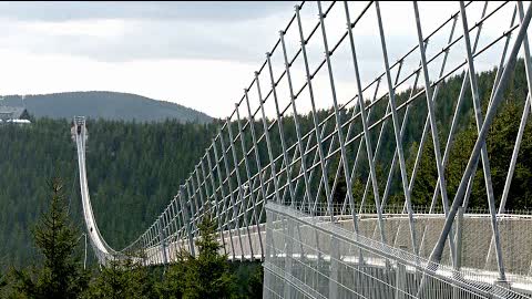 Открылся самый длинный пешеходный подвесной мост в мире