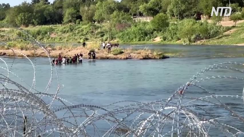 Large Groups of Illegal Immigrants Cross Rio Grande in Texas
