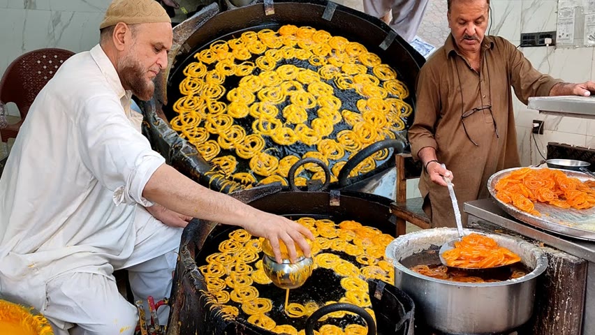 Street Style Jalebi Making | Crunchy Jalebi at Karachi Food Street | Amazing Indian Sweet Jalebi