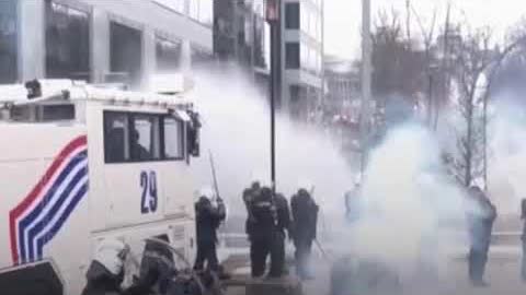 比利時布魯塞爾反對疫情限制政策示威爆發警民衝突，警方出動水炮車催淚彈驅散示威者