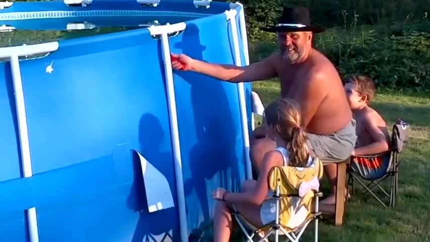 (영상) 앞마당 수영장의 물을 빼다 셀프 '홍수'를 일으킨 아빠들 (편집)