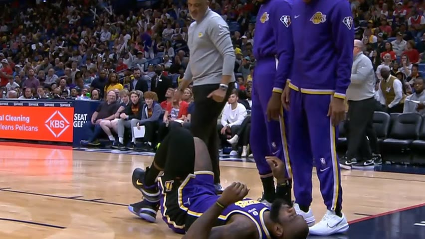 LeBron James gives Lakers fans a massive injury scare with ankle tweak