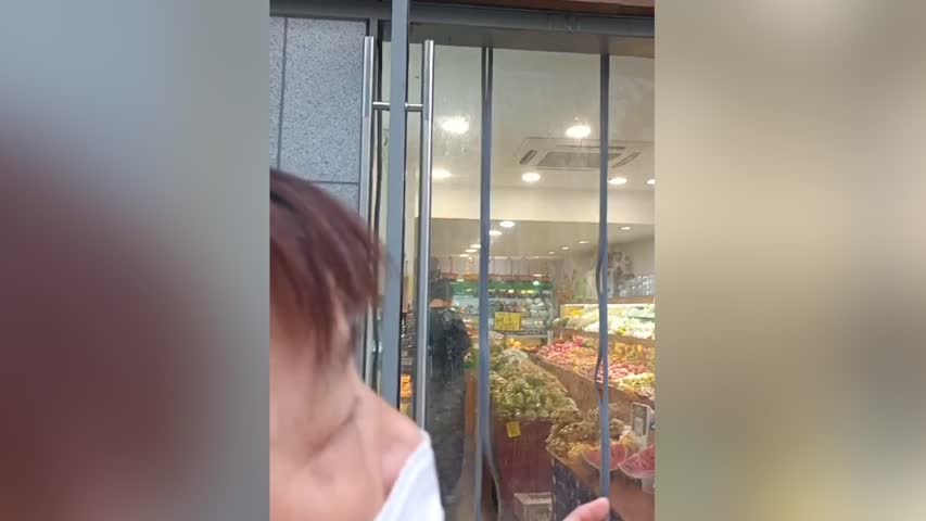江西異議人士劉萍8月13日在杭州余杭區老蔡水果店買水果後，突被賦紅碼，強行送隔離酒店。