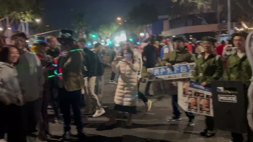 2023年11月1日在洛杉磯好萊塢萬聖節活動現場長，華人青年以諷刺中共清零政策為主題吸引群眾眼球（二）。