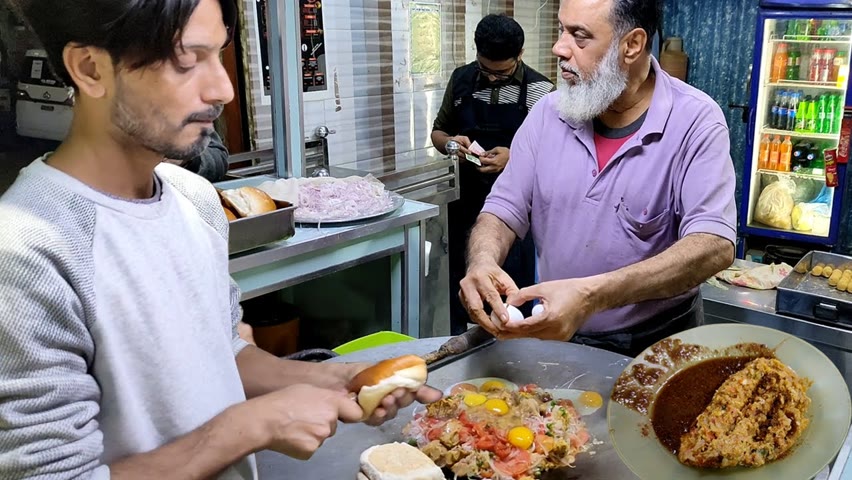 Non Stop Egg Vada Pav Making | Ultimate Scrambled Egg | Anda Ghotala street food Karachi Pakistan