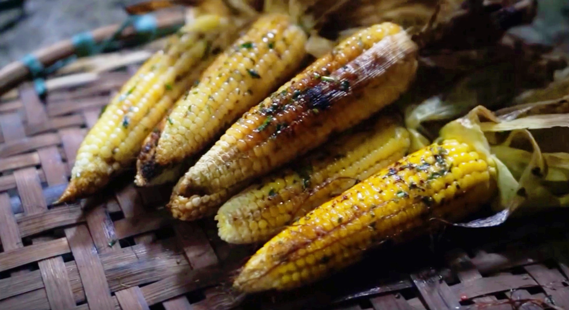 Grilled corn | Ngô Nướng Hương Vị Quê Hương