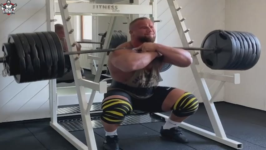 Strength Monster - Front Squat 320kg