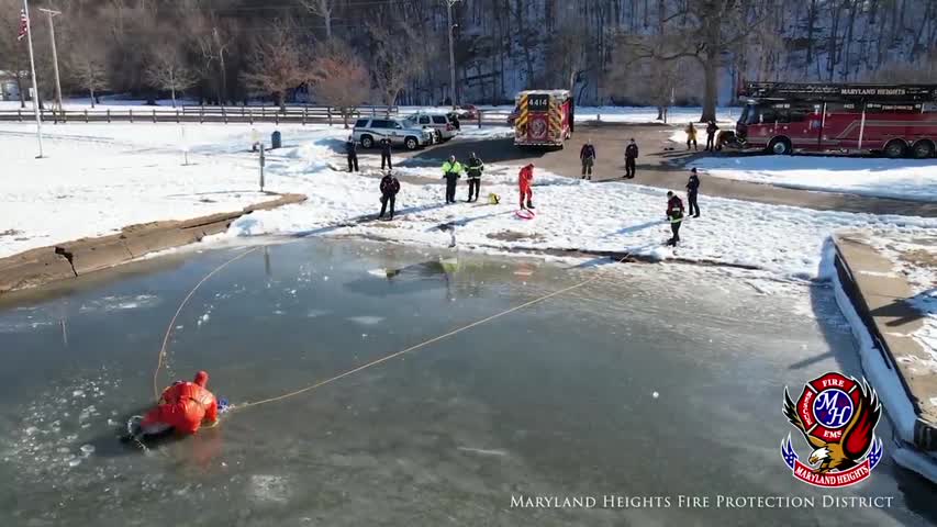 Rescate en hielo de 2 adolescentes durante entrenamiento de los bomberos en lago congelado: "Estos 2 tuvieron suerte"