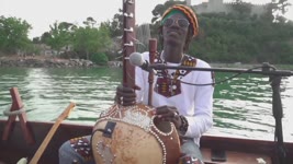漂浮的舞台 「科拉英雄」奏響非洲豎琴 - 傳統樂器演奏 - 國際新聞