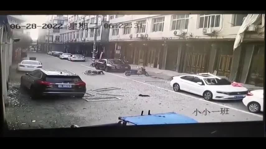 浙江省溫州市居民家爆炸 路人被震倒