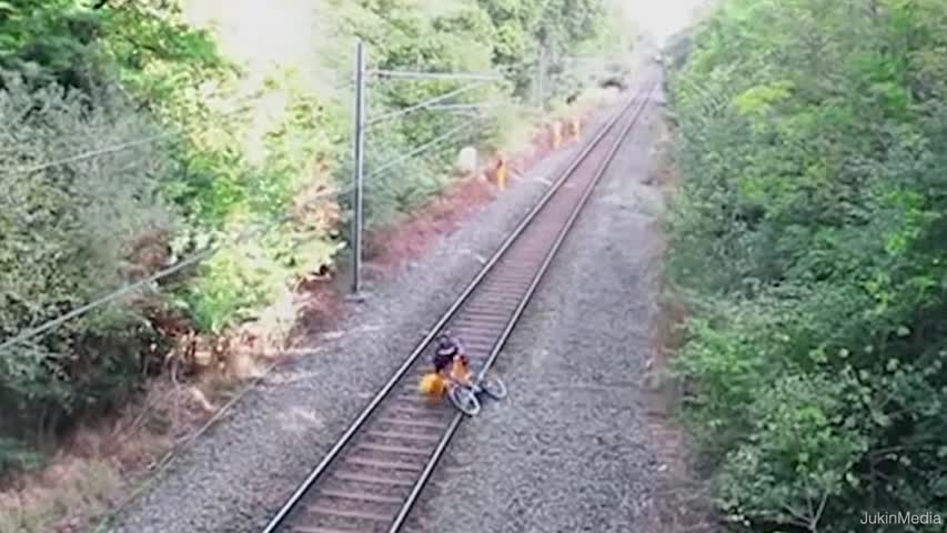 Drunk Guy Saved by Railway Worker
