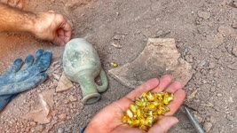 WE FOUND A TREASURY FULL OF GOLD / metal detecting