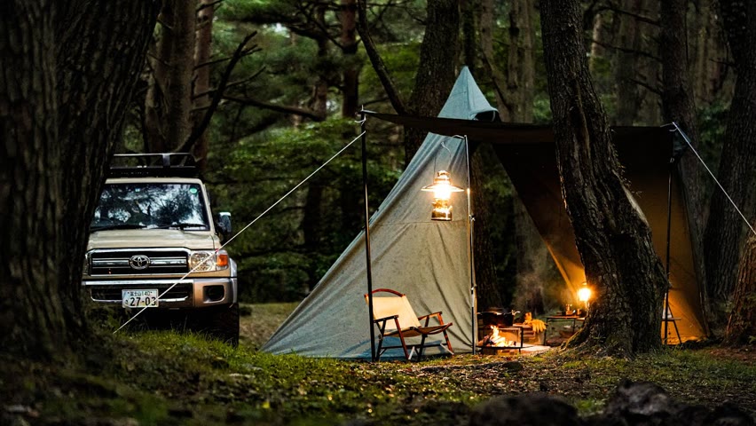 【ソロキャンプ】小雨が降る静かな森林の中で角煮バーガーを作る/テンマクデザインサーカスTCDXダックグリーン