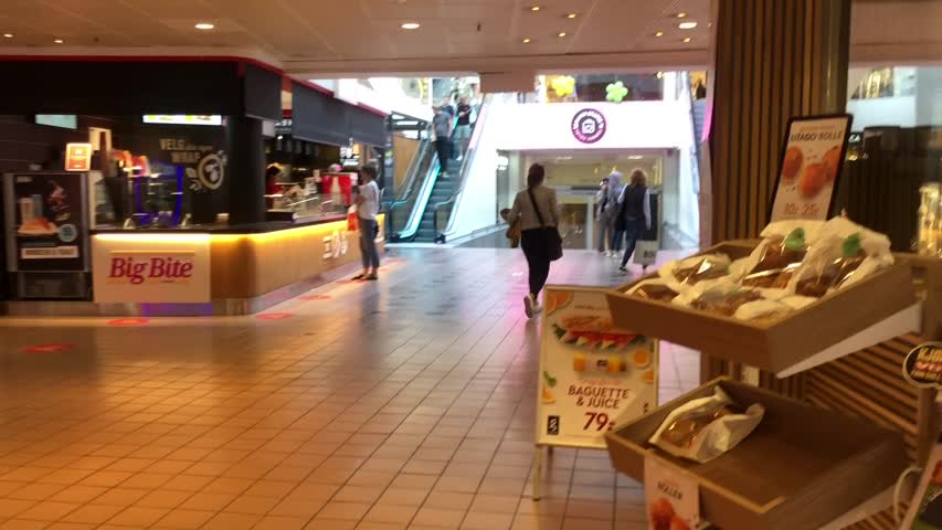 挪威卑爾根車站及其購物中心,Bergen Station and its shopping center and snack bar.