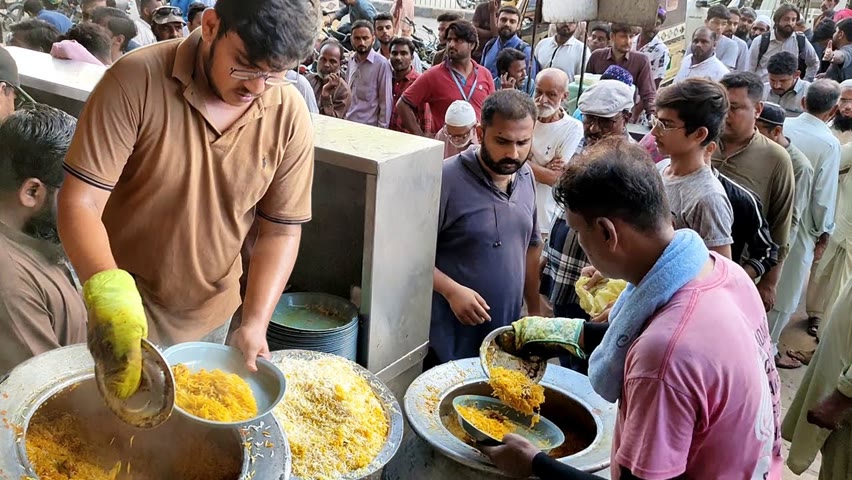 CRAZY RUSH ON JUMMA BIRYANI | Roadside Rush for Beef Biryani | Fresh Muslim Style Biryani in Karachi