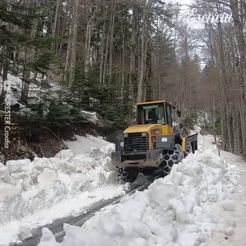 Potente tractor Komatsu despeja los caminos montañosos en Croacia