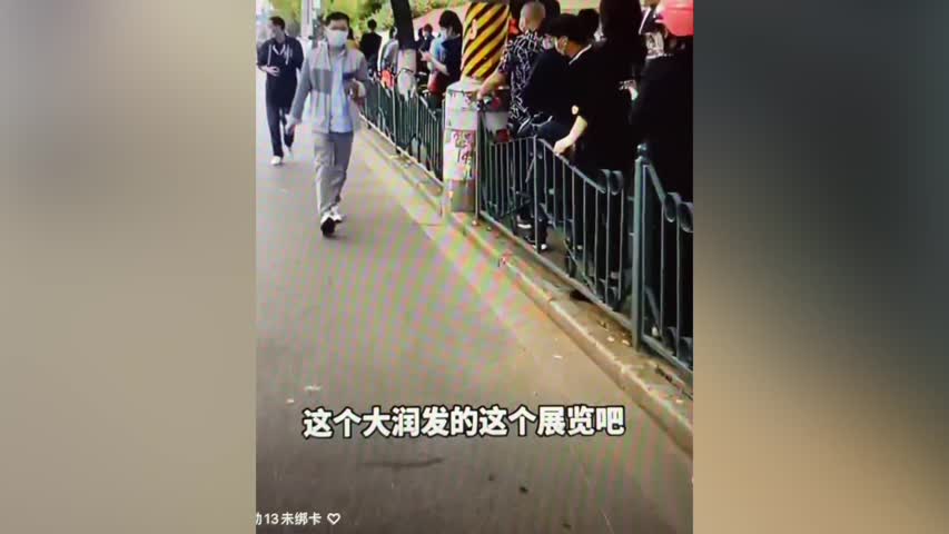 5月18日，上海奉賢南僑的大潤發超市門外排隊購物的人，隊伍長到感覺沒有盡頭，估算4小時都不止，拍攝者說放棄購物想法了，再也不來了。