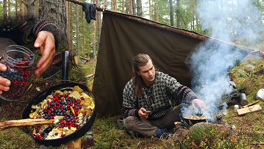 2 Day Autumn Bushcraft🍂Berries & Mushrooms, Cooking by the Campfire, ASMR