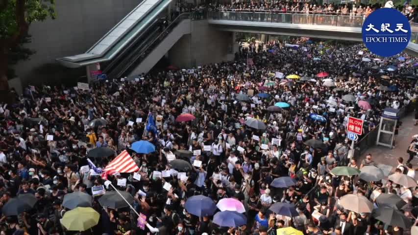 【9.8香港人權與民主】(字幕)9月8日，中環往金鐘路上，香港市民人山人海，人們高舉著Please Pass等字樣，呼籲美國國會下星期復會後，通過《香港人權與民主法案》審議。