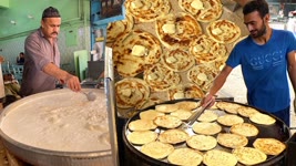 Squeezed Butter Paratha | MAKHAN PARATHA MALAI CHAI | Uncommon Breakfast Across Pakistani FoodStreet