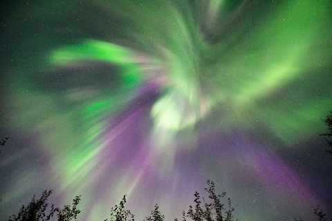 Auroras de múltiples colores adornaron los cielos tras una fuerte tormenta geomagnética