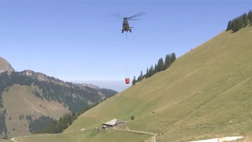 Des hélicoptères de l'armée suisse amènent de l'eau aux alpages