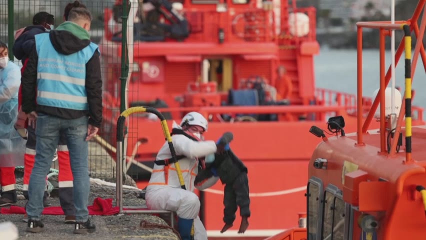 Более 100 мигрантов спасли в океане у Канарских островов