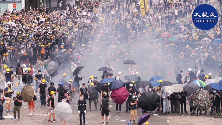 反送中運動超過半年，警方發射了19枚實彈，多名抗爭者中槍，沒有警員被調查。情況與2002年相似，江澤民下達對法輪功學員開槍「殺無赦」密令，警察可向他們開槍不用負刑責。 #香港大紀元新唐人聯合新聞頻道